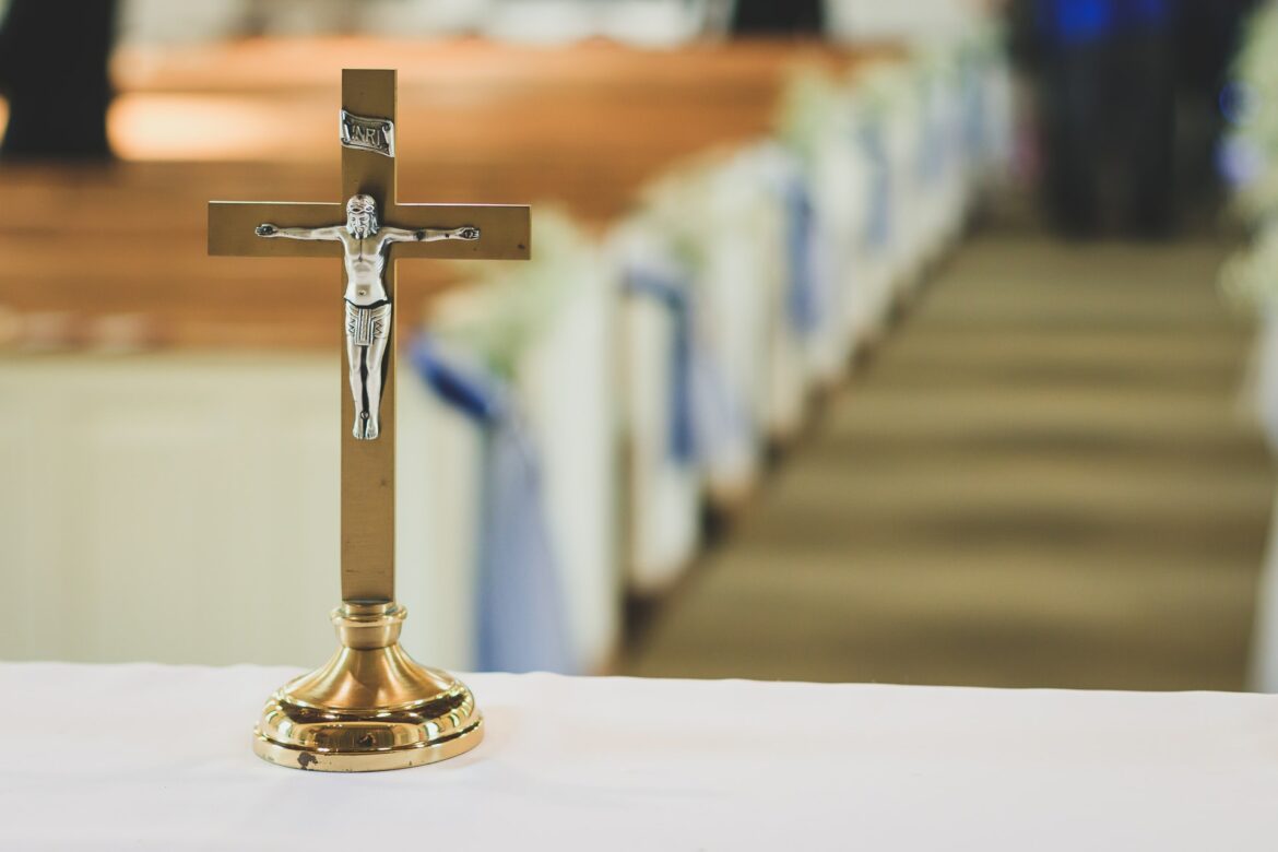 Krucyfiksy – przedmioty religijne, które warto mieć w domu